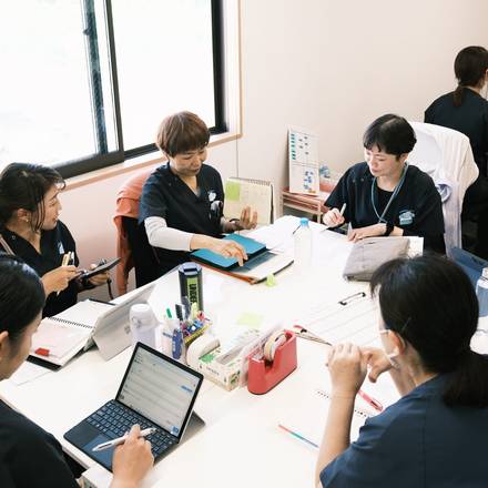 毎朝のミーティングでチーム全員が情報共有