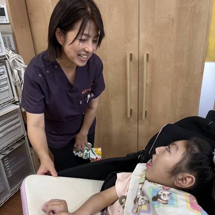 笑顔で声をかけながら、一人ひとりに寄り添います