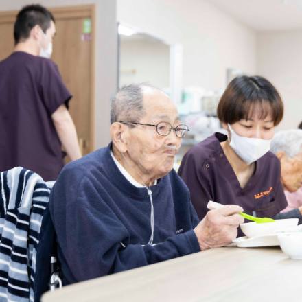 お一人おひとりのペースに合わせた食事介助