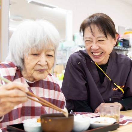 「おいしいね」と一緒に食べる、にぎやかな昼食